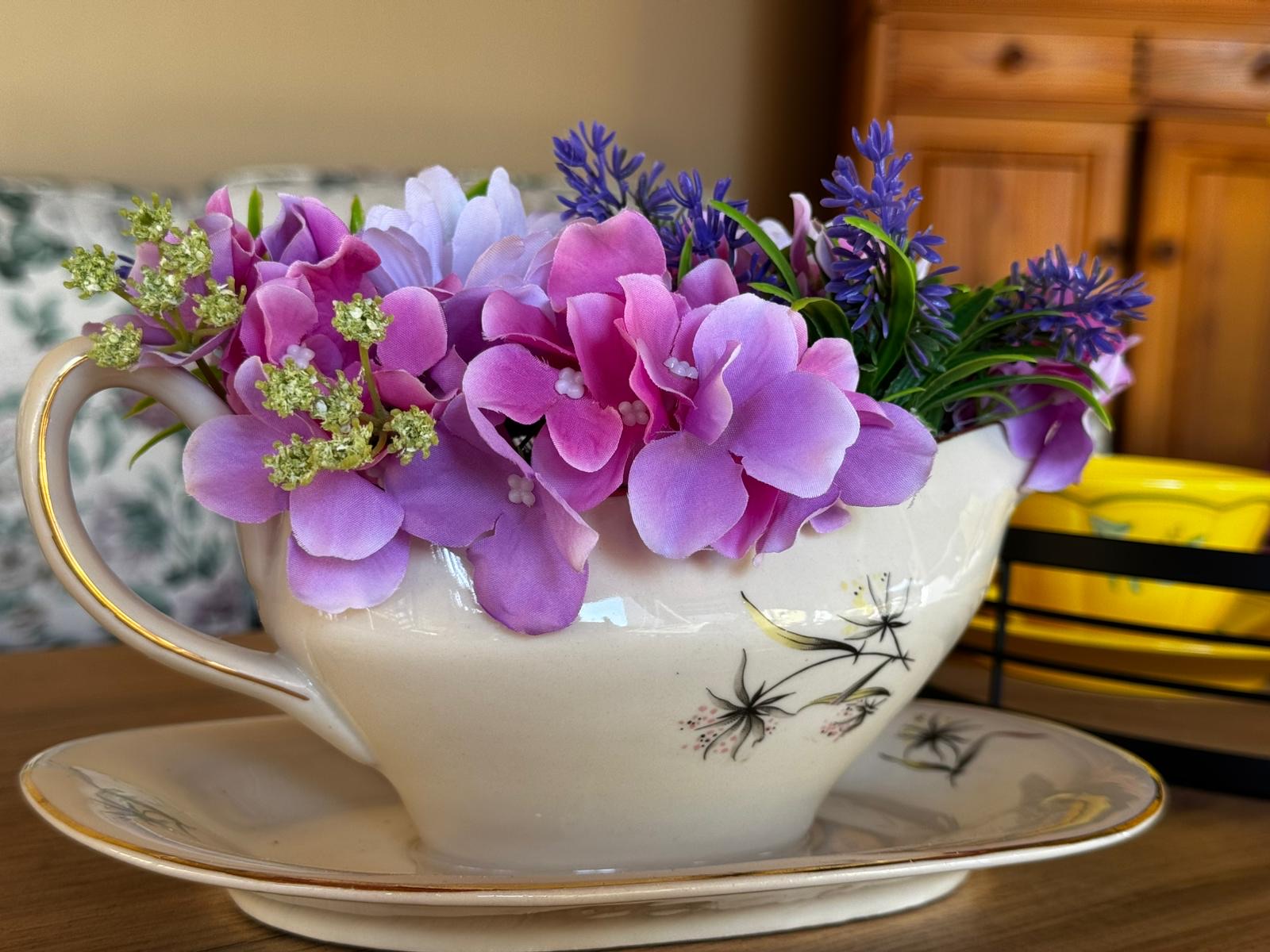 aranjament floral handmade cu flori artificiale mov