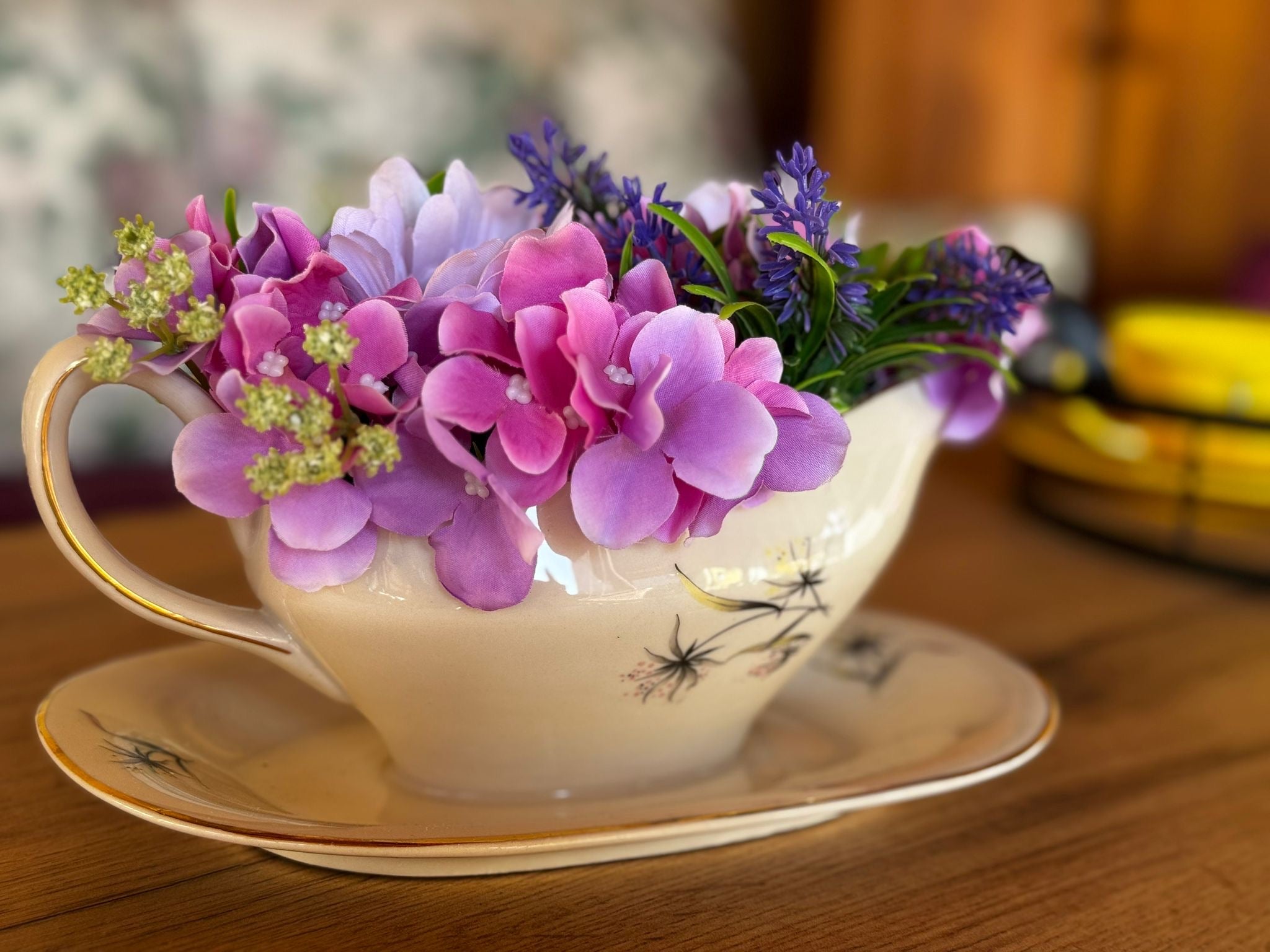 aranjament floral handmade cu flori artificiale mov